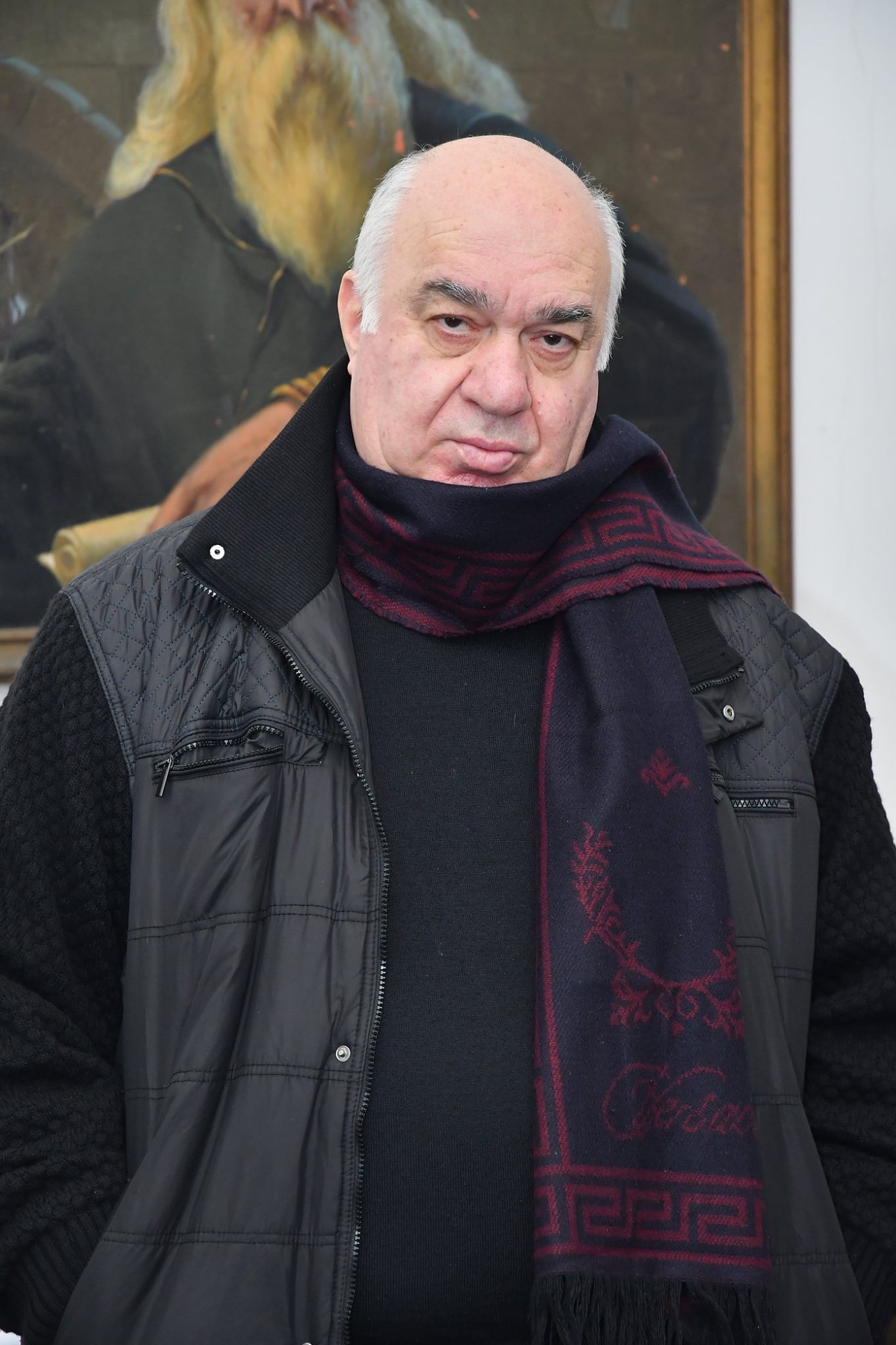 ქალები ღიმილს გესრიან ხურდად